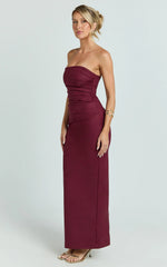 Robe longue Jamie - Robe colonne ajustée drapée sans bretelles couleur vin