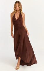 Robe longue Celeste - Robe à licou, corsage froncé et taille basse, couleur chocolat