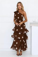 Robe longue She's Trendy à pois et à épaule dénudée marron