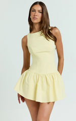Mini-robe Izira – Robe droite taille basse à encolure bateau, jaune beurre