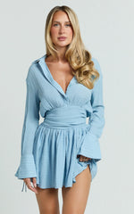 Robe courte Valérie – Robe chemise à col, manches longues et taille cintrée, bleu pâle