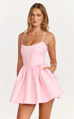 Mini-robe Louisa - Robe bustier à lacets en dentelle au dos de couleur rose tendre