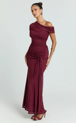 Robe longue Nicolette – Robe à épaules dénudées avec manches cape couleur bordeaux