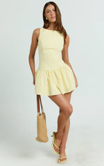 Mini-robe Izira – Robe droite taille basse à encolure bateau, jaune beurre