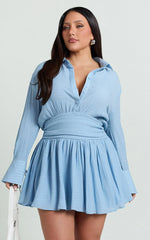 Robe courte Valérie – Robe chemise à col, manches longues et taille cintrée, bleu pâle