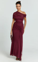 Robe longue Nicolette – Robe à épaules dénudées avec manches cape couleur bordeaux