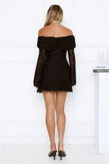 Robe courte noire Secret Smile en dentelle à épaules dénudées