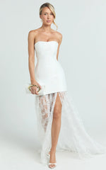 Robe longue Alegra - Robe en dentelle à jupe peplum et corsage peplum de couleur ivoire