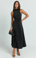 Robe mi-longue Macy – Robe trapèze à col montant noire