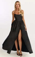 Robe longue Louisa – Robe à lacets dos nu et corset à baleines en dentelle, couleur noire