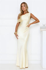 Robe longue à épaules dénudées She's A Dream en satin jaune