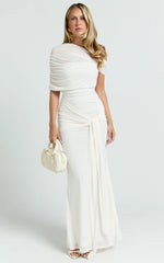 Robe longue Nicolette - Robe épaules dénudées à manches cape de couleur crème