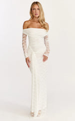 Robe longue Melville – Robe longue en dentelle à épaules dénudées et manches longues de couleur blanche