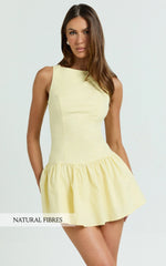Mini-robe Izira – Robe droite taille basse à encolure bateau, jaune beurre