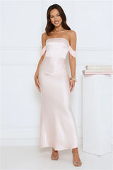 Robe longue en satin à épaules dénudées Hot Girl Diaries rose