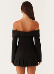 Mini robe Tarlisha noire à manches longues et épaules dénudées