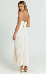 Robe longue Loretta - Robe plissée bustier avec lacets dans le dos de couleur crème