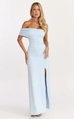 Robe longue Opal - Robe évasée à épaules dénudées et corsage froncé de couleur bleue