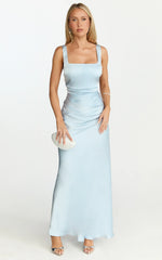 Robe mi-longue Rumi - Robe en satin drapée au buste bleu pâle