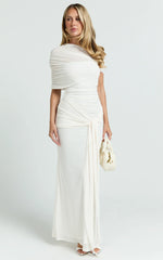 Robe longue Nicolette - Robe épaules dénudées à manches cape de couleur crème