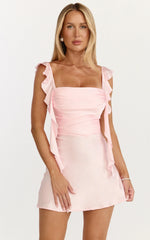 Mini-robe Belrose - Robe moulante en satin à encolure carrée et volants sur le devant, couleur rose poudré