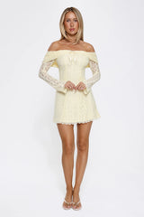 Robe Courte Épaules Dénudées en Dentelle Secret Smile Jaune