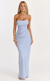 Robe longue Phoebe - Robe bustier avec corsage structuré et jupe drapée en bleu doux