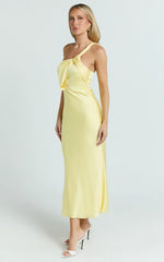 Robe midi Carmella – Robe asymétrique à torsion jaune beurre