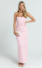 Robe longue Pietra - Col rond, coutures latérales plissées, robe ajustée rose