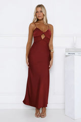 Robe midi satinée bordeaux sensuelle à dos croisé