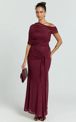 Robe longue Nicolette – Robe à épaules dénudées avec manches cape couleur bordeaux