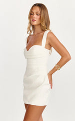 Mini-robe Kenna - Robe cintrée à la taille et froncée à la poitrine, couleur blanc cassé