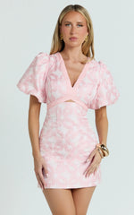 Mini-robe Diana – Robe courte en jacquard à manches courtes et découpes, rose clair