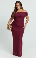 Robe longue Caterina – Robe en maille froncée à épaules dénudées couleur lie de vin