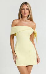 Robe courte Cecilia – Robe à épaules dénudées avec lien de serrage, couleur citron