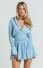 Robe courte Valérie – Robe chemise à col, manches longues et taille cintrée, bleu pâle