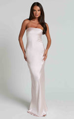Robe longue Charlita - Robe en satin dos nu à col bénitier, rose pâle