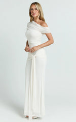 Robe longue Nicolette - Robe épaules dénudées à manches cape de couleur crème