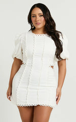 Robe Courte Laila en Lin Mélangé – Robe Droite à Col Montant, Découpes Latérales et Manches Bouffantes, Coloris Blanc Cassé