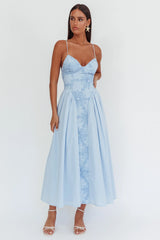 Robe longue Serifine à ornements floraux bleue