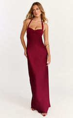 Robe longue Flynn – Robe en satin à col bénitier et encolure cœur, couleur lie-de-vin
