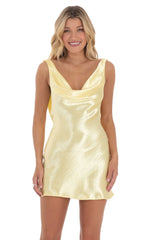 Robe en satin à dos ouvert jaune