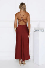Robe midi satinée bordeaux sensuelle à dos croisé