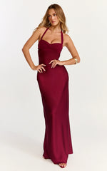 Robe longue Flynn – Robe en satin à col bénitier et encolure cœur, couleur lie-de-vin