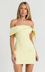 Robe courte Cecilia – Robe à épaules dénudées avec lien de serrage, couleur citron