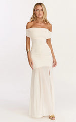 Robe longue Alanna - Robe froncée en maille à épaules dénudées de couleur crème