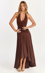 Robe longue Celeste - Robe à licou, corsage froncé et taille basse, couleur chocolat