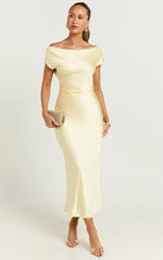 Robe Menette Midi - Robe courte à manches et dos décolleté couleur beurre