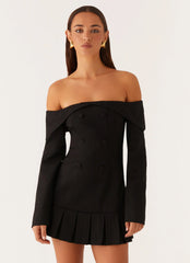 Mini robe Tarlisha noire à manches longues et épaules dénudées