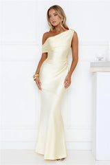 Robe longue à épaules dénudées She's A Dream en satin jaune